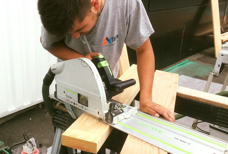 Installateur fenêtre Nantes - pose dedécoupe bois fenêtres sur mesure en Loire-Atlantique