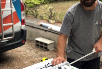 menInstallateur fenêtre Nantes - pose de fenêtres sur mesure en Loire-Atlantique par Mikael Artimuiserie bois nantes par Artim menuisier nantes Artim-menuisier-plaquiste-nantes