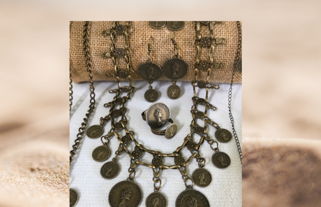 Une ceinture se transforme en bijoux !