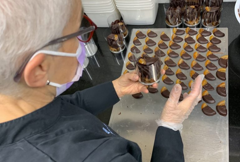 Claudie à la confection des chocolats orange ! Biscuitier Chocolatier Pâtissier