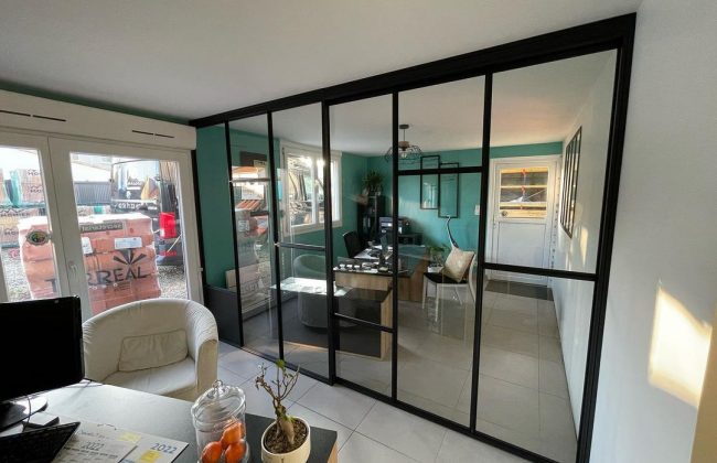 Notre nouvelle verrière fraîchement installée dans nos bureaux. Métallier