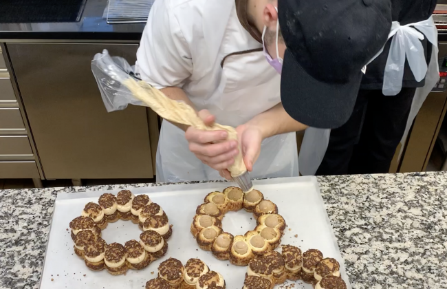 Melvin à la confection de nos Paris-Brest ! Biscuitier Chocolatier Pâtissier