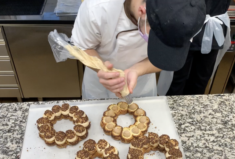 Melvin à la confection de nos Paris-Brest ! Biscuitier Chocolatier Pâtissier