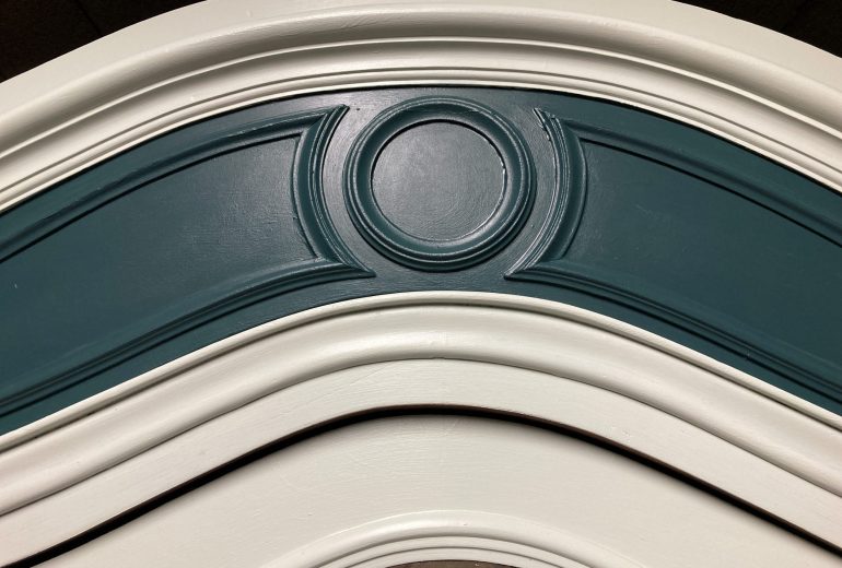 Relooking sur mesure d'une armoire de famille