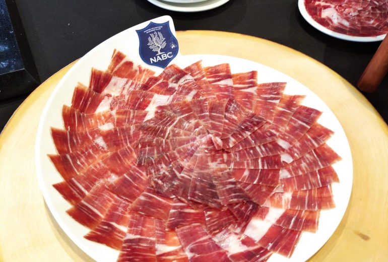 Animation de coupe de jambon Pata Negra chez  BMW Traiteur