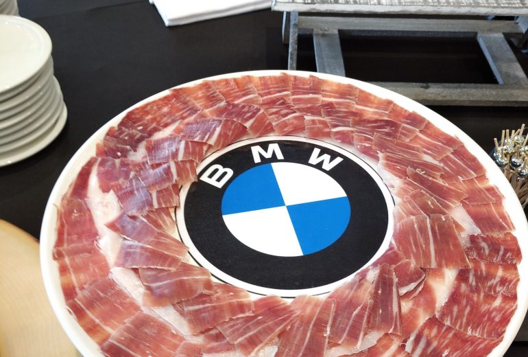 Animation de coupe de jambon Pata Negra chez  BMW Traiteur