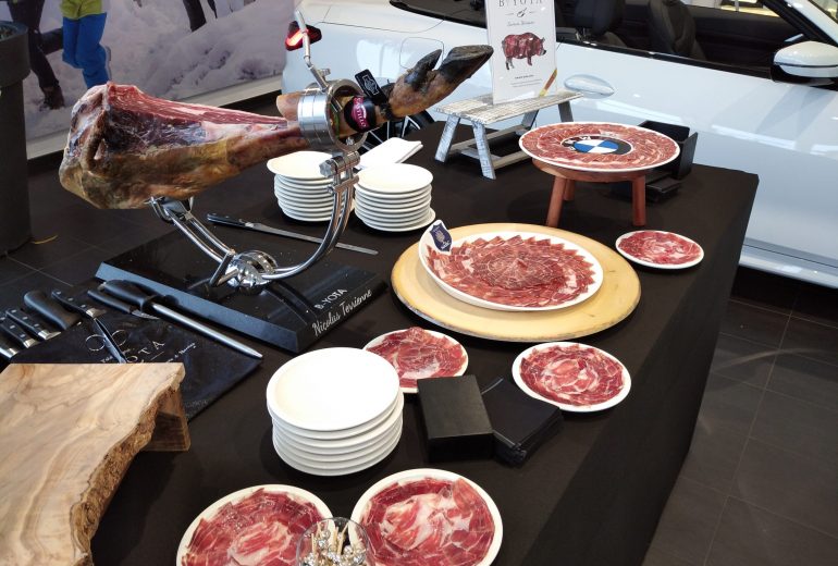 Animation de coupe de jambon Pata Negra chez  BMW Traiteur