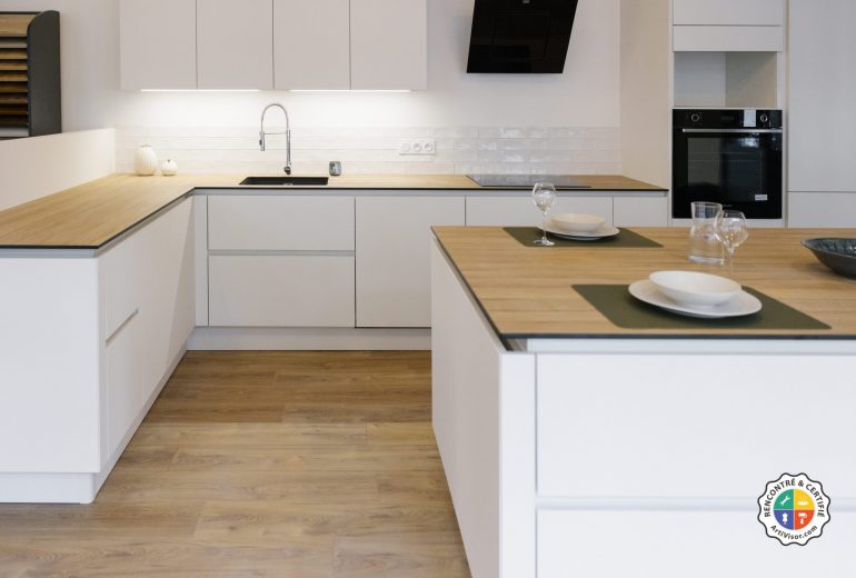 Ouverture magasin cuisine Nantes Agenceur Carreleur Cuisiniste Électricien Menuisier Plaquiste Plombier Solier moquettiste