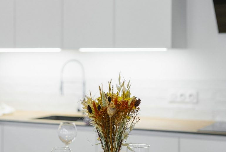 Ouverture magasin cuisine Nantes Agenceur Carreleur Cuisiniste Électricien Menuisier Plaquiste Plombier Solier moquettiste