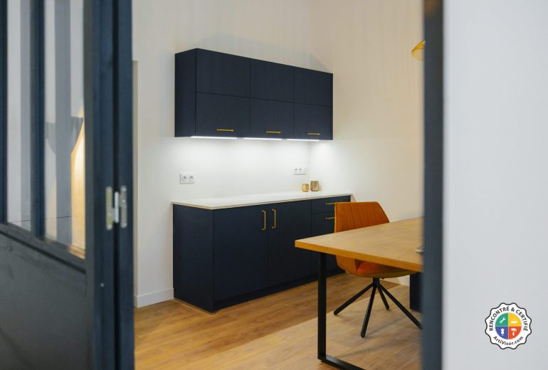 Ouverture magasin cuisine Nantes Agenceur Carreleur Cuisiniste Électricien Menuisier Plaquiste Plombier Solier moquettiste