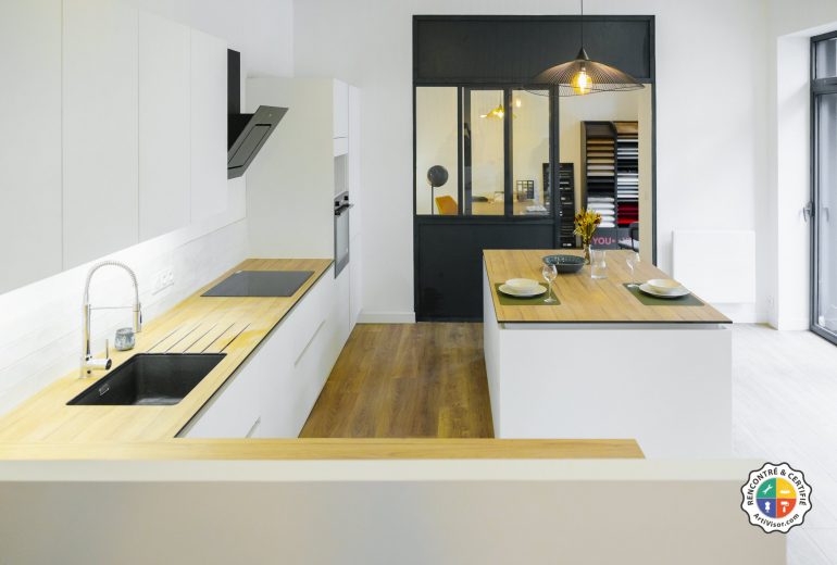 Ouverture magasin cuisine Nantes Agenceur Carreleur Cuisiniste Électricien Menuisier Plaquiste Plombier Solier moquettiste