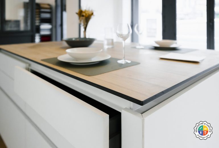 Ouverture magasin cuisine Nantes Agenceur Carreleur Cuisiniste Électricien Menuisier Plaquiste Plombier Solier moquettiste