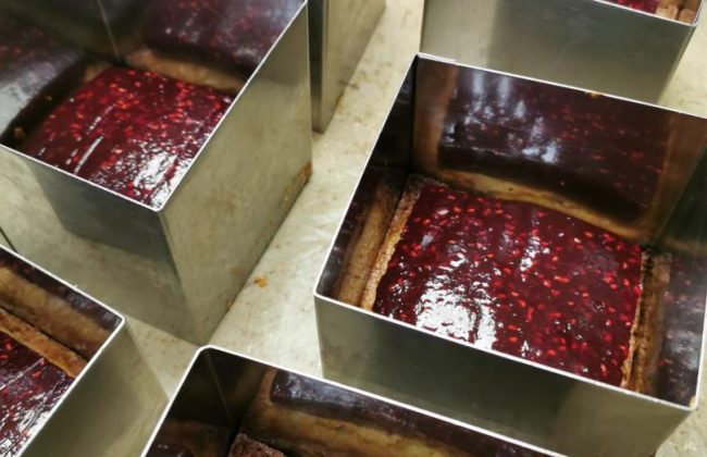 Confection de notre gâteau de voyage à la framboise Biscuitier Chocolatier Pâtissier