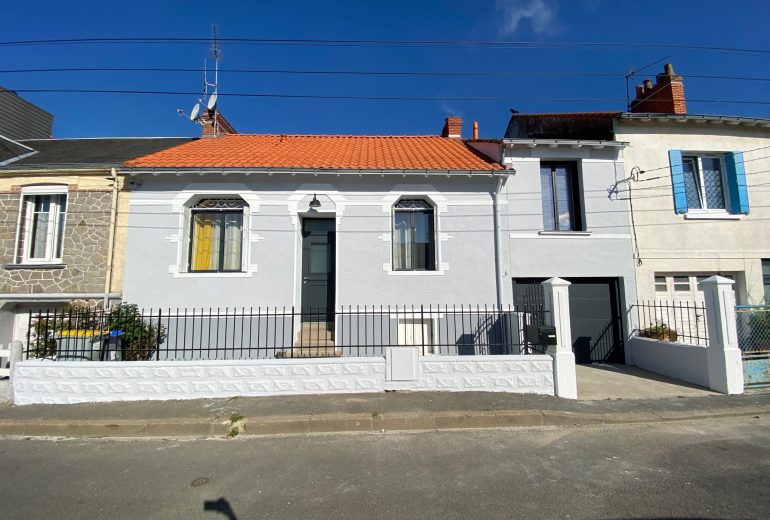 Pourquoi faire un ravalement de façade à l'arrivée des beaux jours ? ☀️ Façadier Parqueteur Peintre d'extérieur Peintre d'intérieur