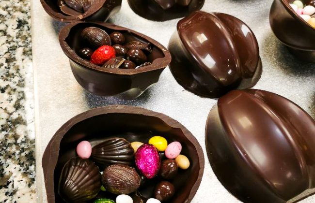 Les oeufs se remplissent ! Biscuitier Chocolatier Pâtissier