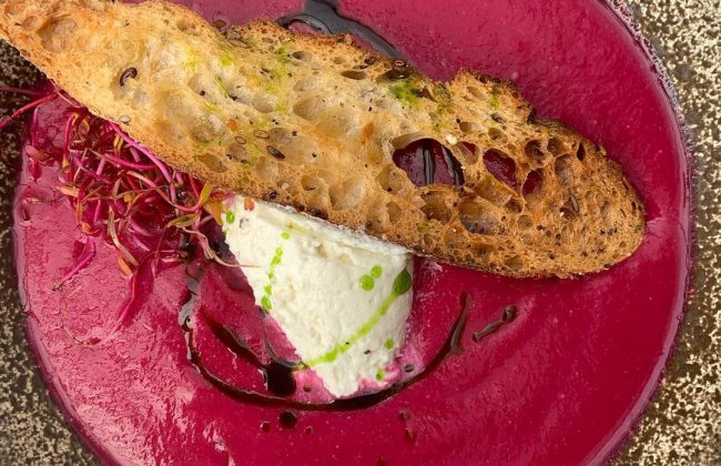 Gaspacho de betteraves, crème légère timut, huile de pain ! Restaurateur