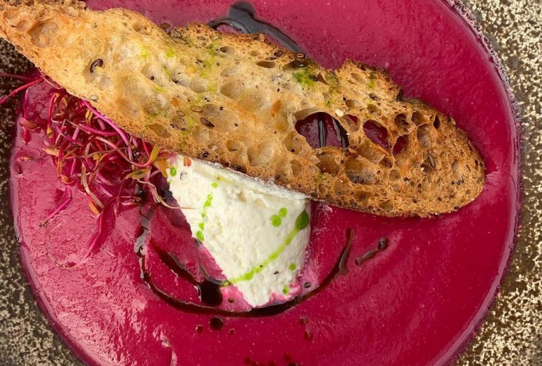 Gaspacho de betteraves, crème légère timut, huile de pain ! Restaurateur