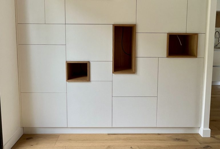 Fabrication d'une armoire et d'un bureau sur-mesure. Agenceur Menuisier Plaquiste Plâtrier Poseur de cuisine