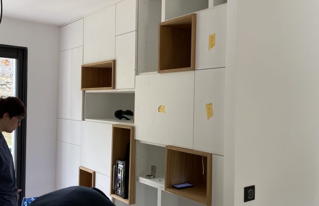 Fabrication d'une armoire et d'un bureau sur-mesure. Agenceur Menuisier Plaquiste Plâtrier Poseur de cuisine