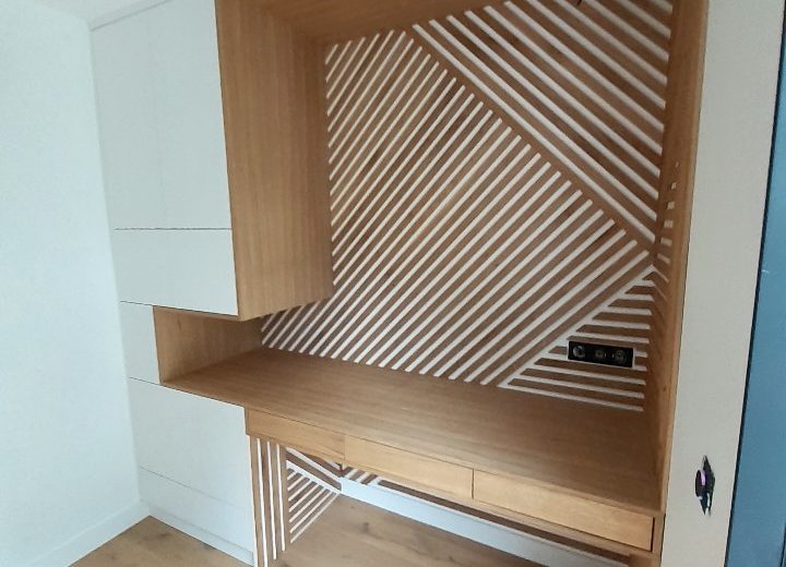 Fabrication d'une armoire et d'un bureau sur-mesure. Agenceur Menuisier Plaquiste Plâtrier Poseur de cuisine