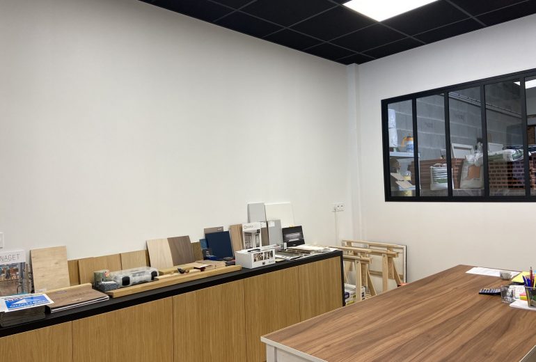 Découvrez nos nouveaux locaux ! Agenceur Menuisier Plaquiste Plâtrier Poseur de cuisine