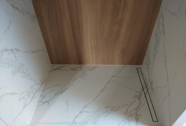 Douche avec carreaux XXL - Une spécialité Perfect Cérame Carreleur Faïencier Plombier