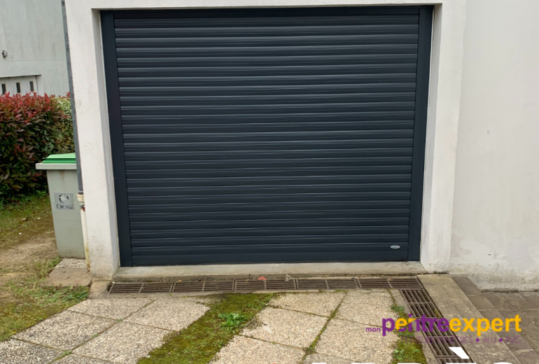 Portail de garage enroulable repeint en gris RAL 7016 sablé 🖤 Peintre d'extérieur Peintre Laqueur