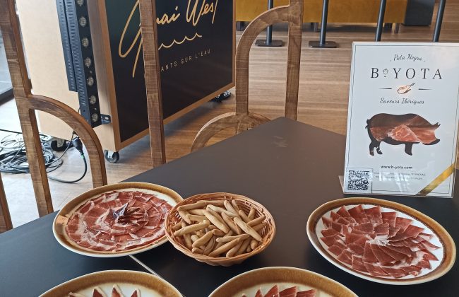 Animation de coupe de jambon Pata Negra au Quai West Traiteur