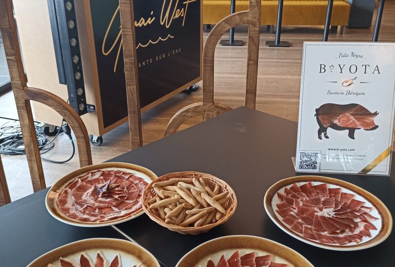 Animation de coupe de jambon Pata Negra au Quai West Traiteur
