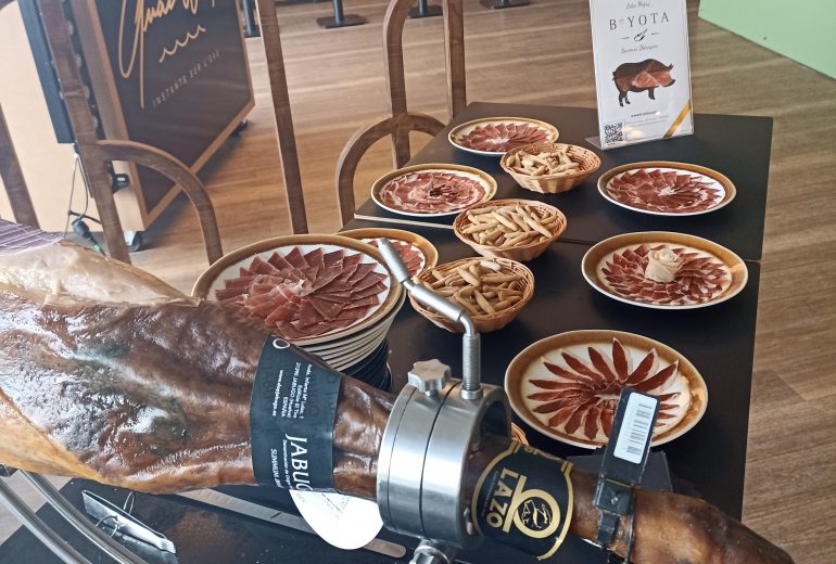 Animation de coupe de jambon Pata Negra au Quai West Traiteur