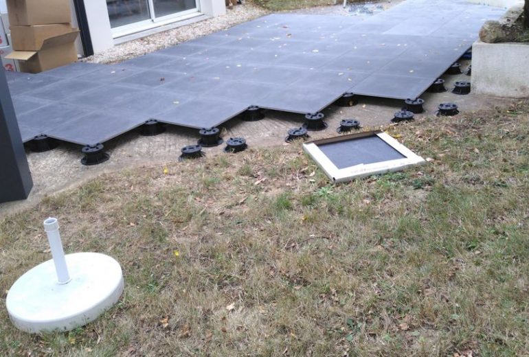 Réalisation d'une terrasse sur plot à Sautron Carreleur Faïencier Plombier