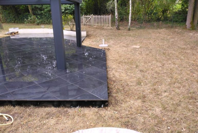 Réalisation d'une terrasse sur plot à Sautron Carreleur Faïencier Plombier