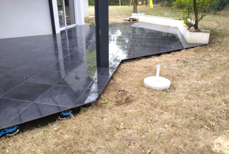 Réalisation d'une terrasse sur plot à Sautron Carreleur Faïencier Plombier