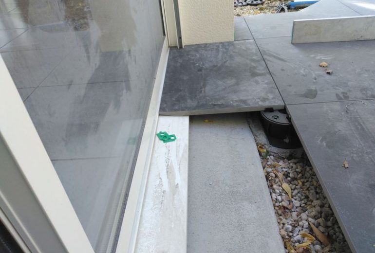 Réalisation d'une terrasse sur plot à Sautron Carreleur Faïencier Plombier