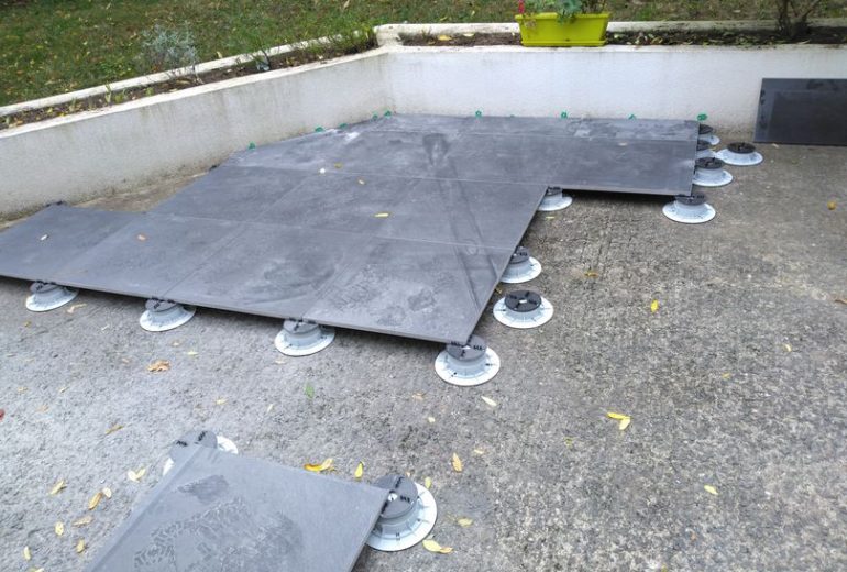 Réalisation d'une terrasse sur plot à Sautron Carreleur Faïencier Plombier