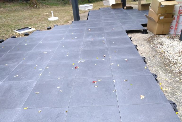 Réalisation d'une terrasse sur plot à Sautron Carreleur Faïencier Plombier