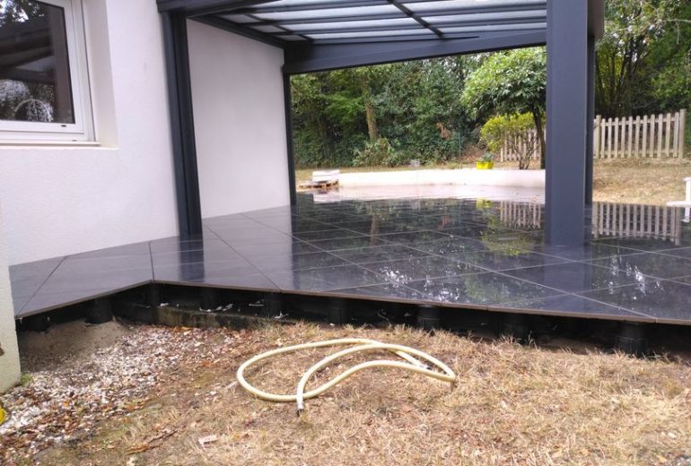 Réalisation d'une terrasse sur plot à Sautron Carreleur Faïencier Plombier