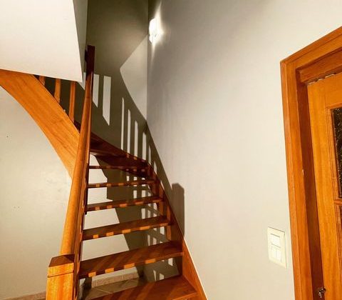 Réfection d'une cage d'escalier ! Parqueteur Peintre Peintre d'extérieur Peintre d'intérieur Solier moquettiste