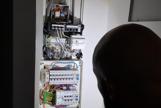 Elecàvélo Électricien Installation de câblage électrique Installation de détecteur de fumée Installation de lumières LED d’intérieur Installation de tableau électrique Pose de chauffage électrique Pose de compteur électrique Pose de disjoncteur différentiel Rénovation Electricien Réparation de sonnette Ventilation