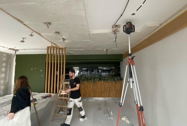 Mise en place d'un plafond tendu ! Parqueteur Peintre Peintre d'intérieur Plaquiste Solier moquettiste