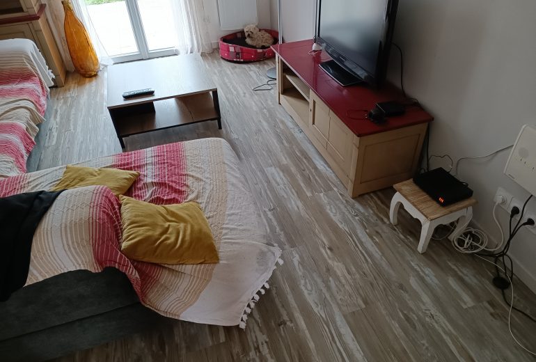 Pose de lames pvc clipsées avec sous-couche intégrée Parqueteur Solier moquettiste