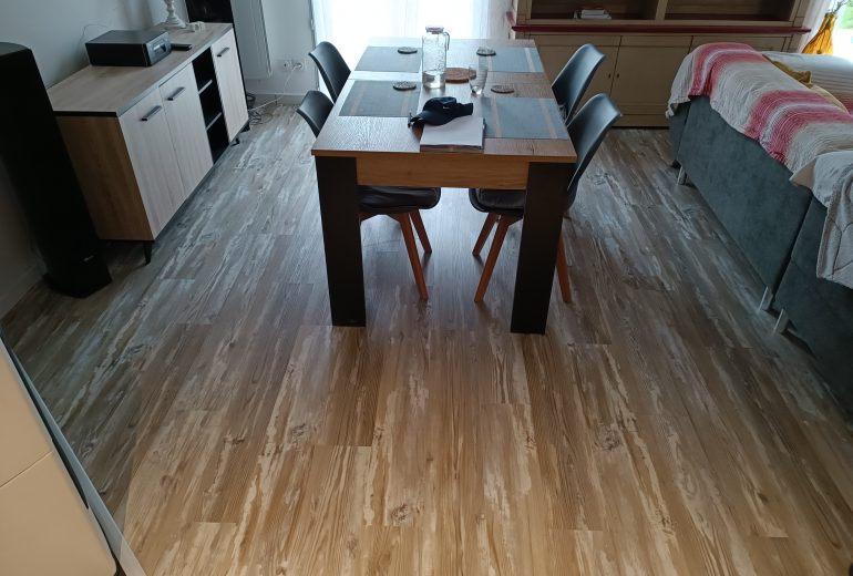 Pose de lames pvc clipsées avec sous-couche intégrée Parqueteur Solier moquettiste