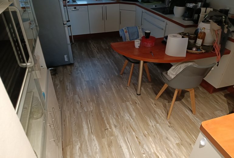 Pose de lames pvc clipsées avec sous-couche intégrée Parqueteur Solier moquettiste
