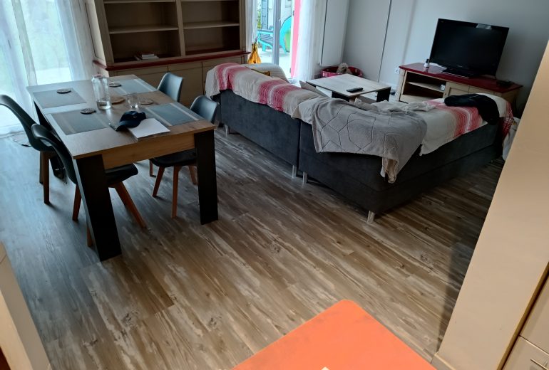 Pose de lames pvc clipsées avec sous-couche intégrée Parqueteur Solier moquettiste