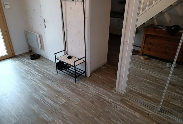 Pose de lames pvc clipsées avec sous-couche intégrée Parqueteur Solier moquettiste