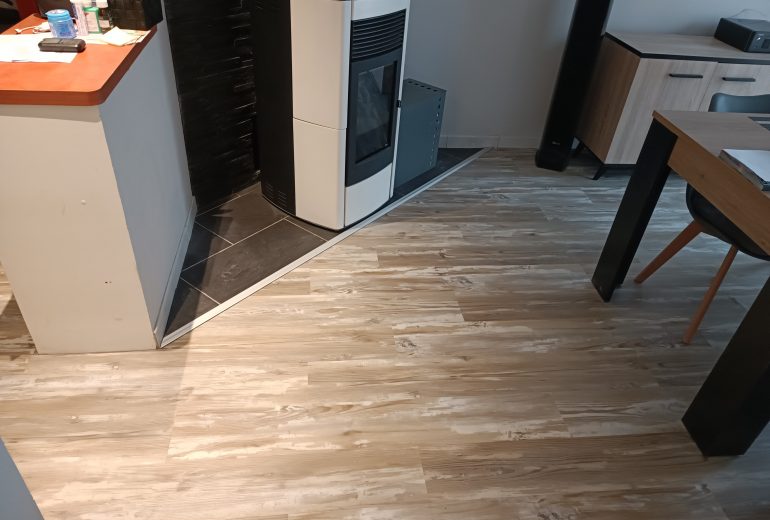 Pose de lames pvc clipsées avec sous-couche intégrée Parqueteur Solier moquettiste