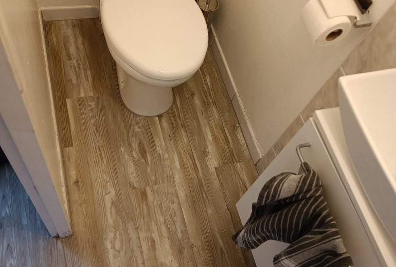 Pose de lames pvc clipsées avec sous-couche intégrée Parqueteur Solier moquettiste