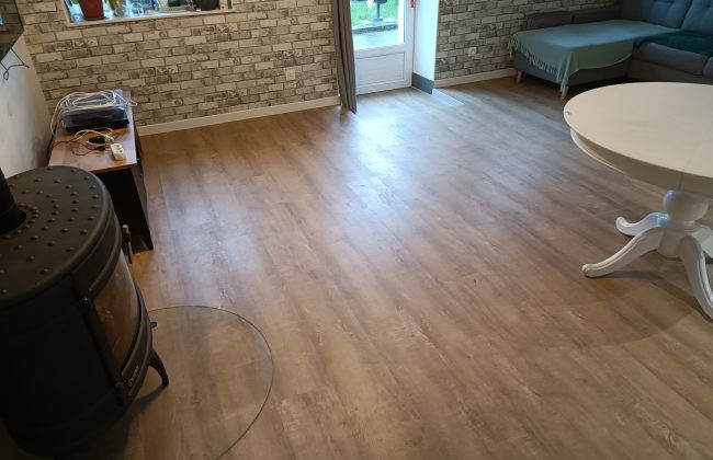 Pose de lames pvc plombantes Parqueteur Solier moquettiste