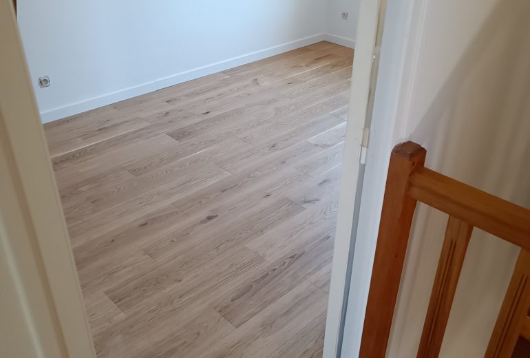 Pose de parquet contrecollé en pose collée et plinthes Parqueteur Solier moquettiste