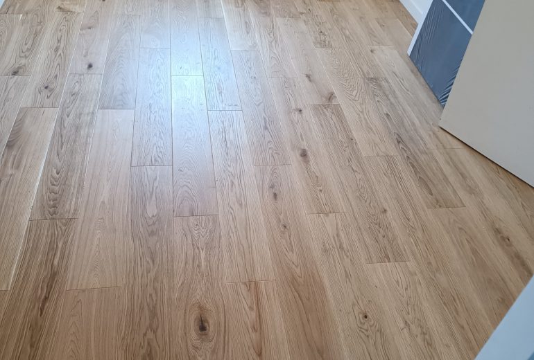 Pose de parquet contrecollé en pose collée et plinthes Parqueteur Solier moquettiste